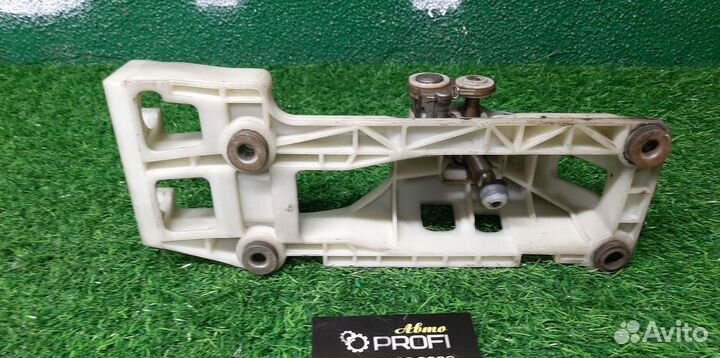 В наличии: Кулиса на Toyota Avensis 1