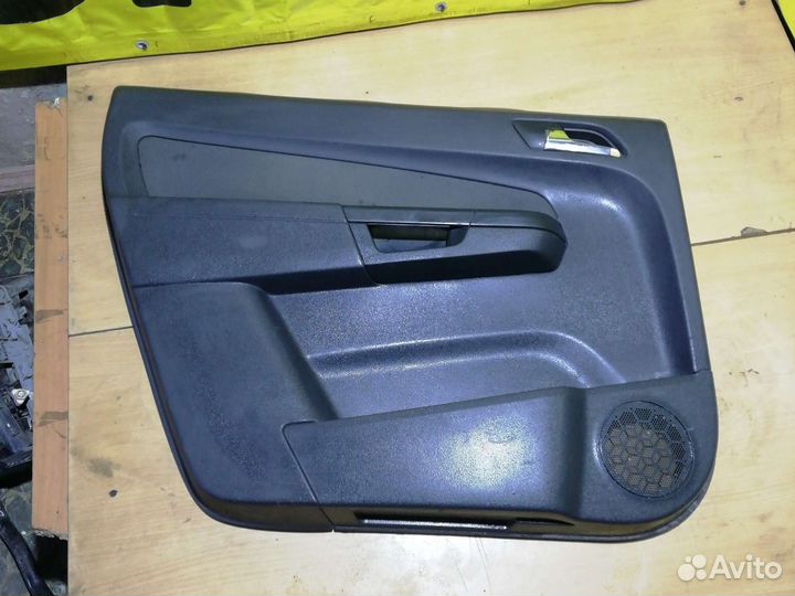 Обшивка задней левой двери opel zafira b