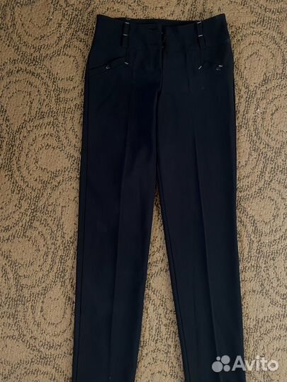 Две пары брюк и одна юбка миди