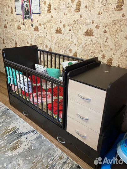 Детская кроватка и комод