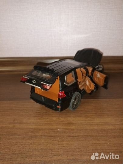 Модель автомобиля Lexus lx570 1:24
