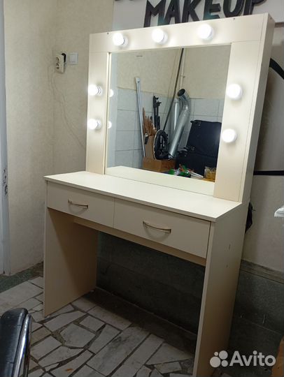 Гримерный стол визажиста и стул парикмахера