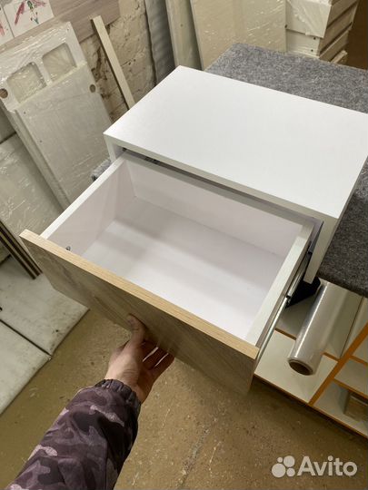 Подвесная тумбочка прикроватная белая