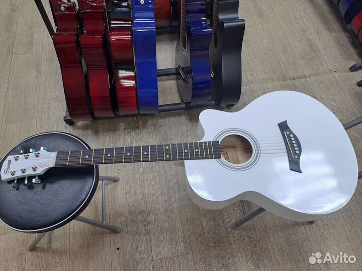 Гитара акустическая белая с металлическими струн