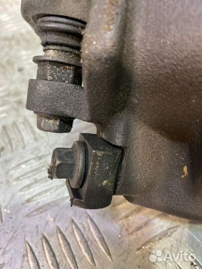 Суппорт передний левый Cadillac Cts 2 седан 3.6