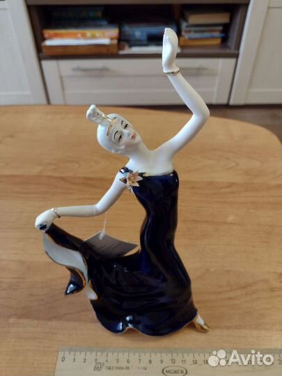 Фарфоровая статуэтка Танцовщица