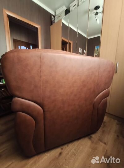 Кожаное кресло бу и диван в разобранном виде