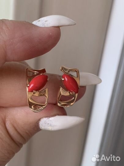 Золотые серьги с кораллами