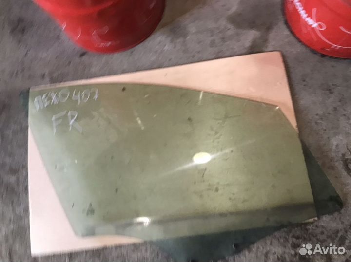Стекло передней правой двери Пежо 407
