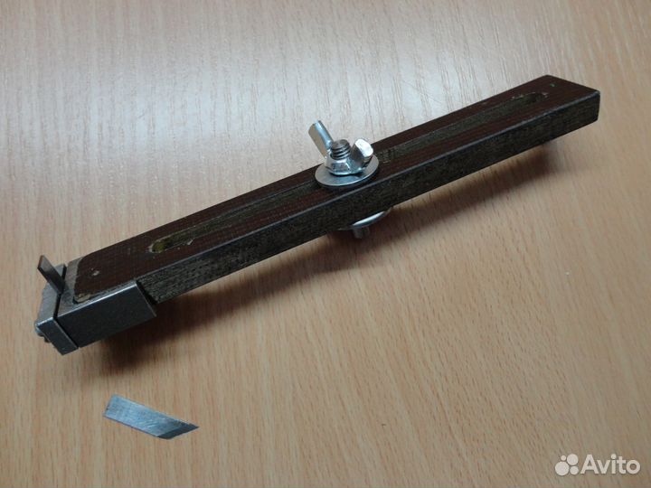 Приспособление для обработки резонаторного отверст