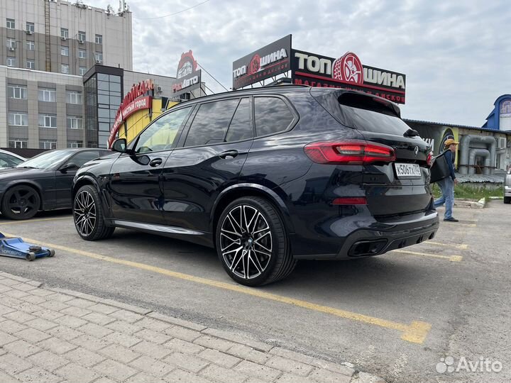 Диски R22 818 стиль на BMW X5 G05 X6 G06 X7 G07