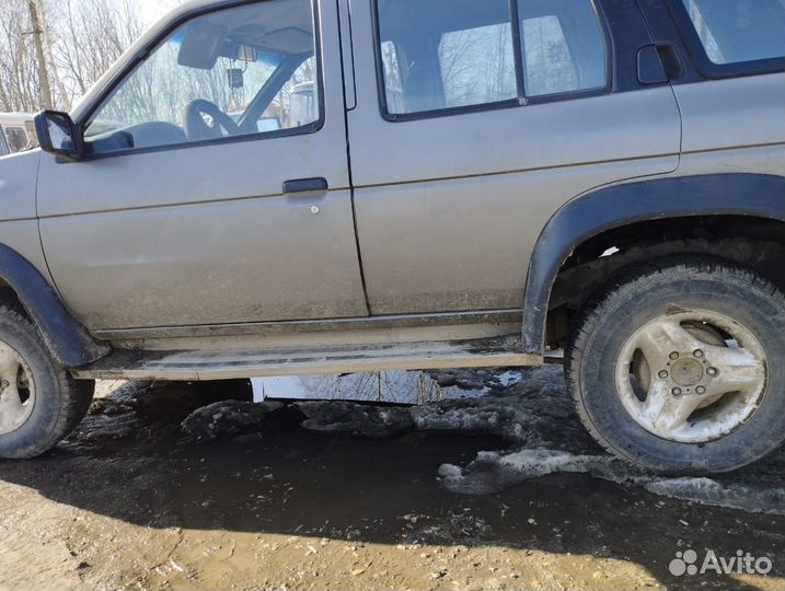 Nissan Terrano 2.4 МТ, 1993, 299 999 км