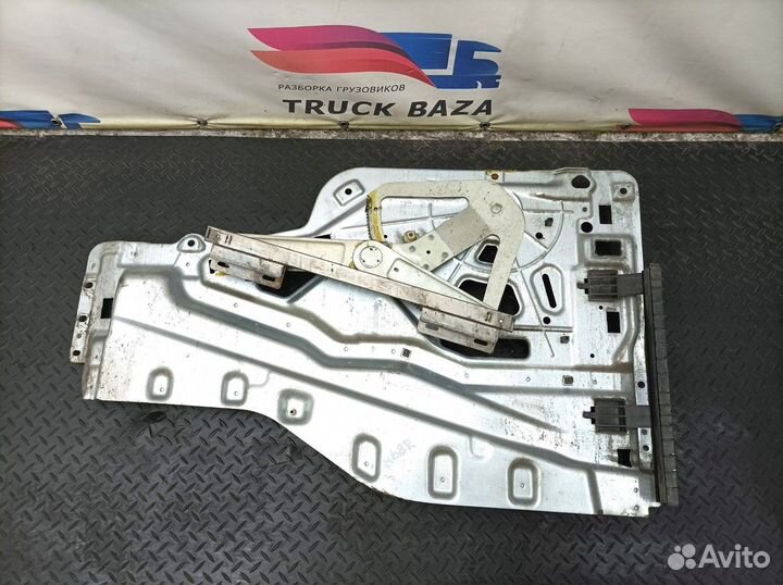 81626456024 Стеклоподъемник механический правый