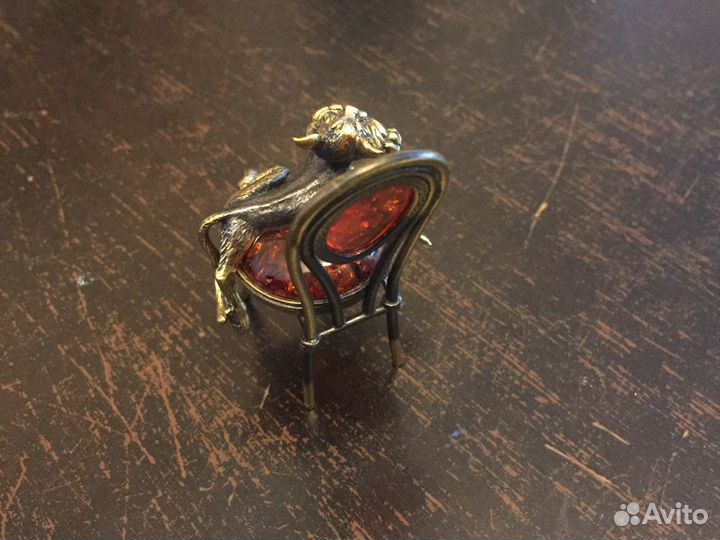 Фигурка кота с косточкой на янтарном стуле