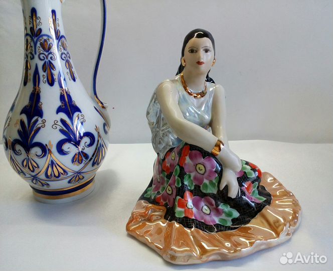 Фарфоровая статуэтка Цыганка Дулево. + Графин