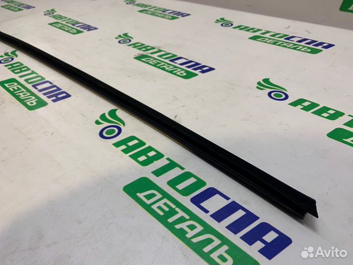 Уплотнитель двери стекла задний правый Ford Galaxy