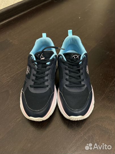 Кроссовки женские