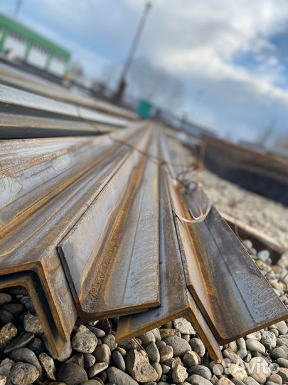 Уголок новый 25х25