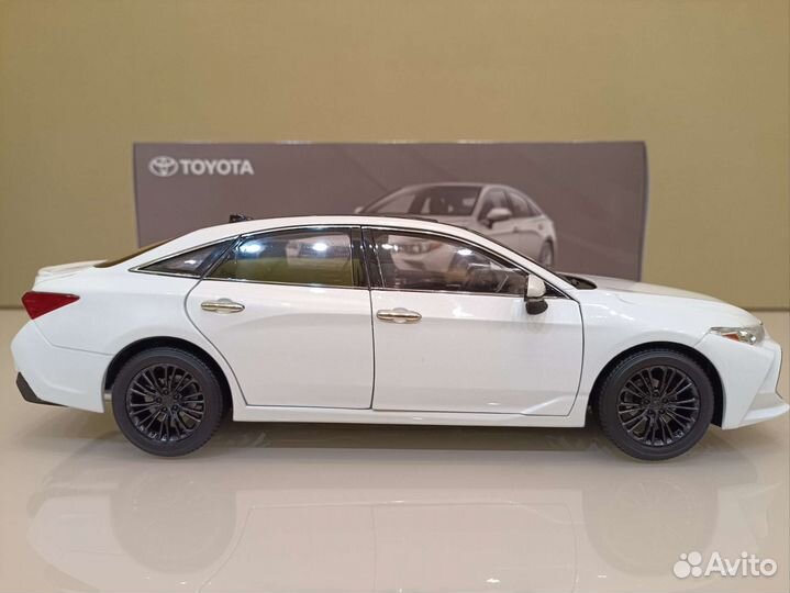 Toyota Avalon V (2018-2023) Белый 1:18