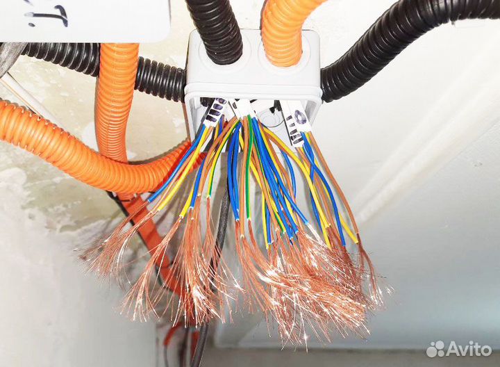 Грамотный электрик с заботой о вашей отделке