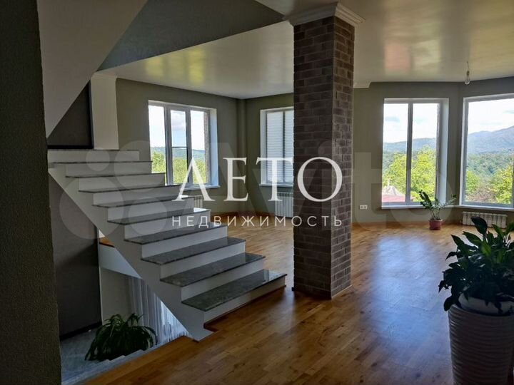 Коттедж 250 м² на участке 7 сот.