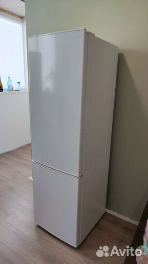 Продам отличный холодильник dexp NF275D no frost