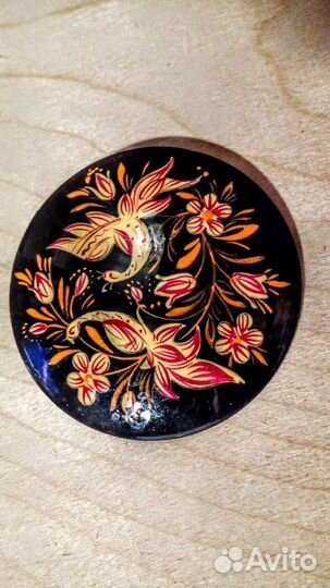 Брошки- значки из дерева и металла