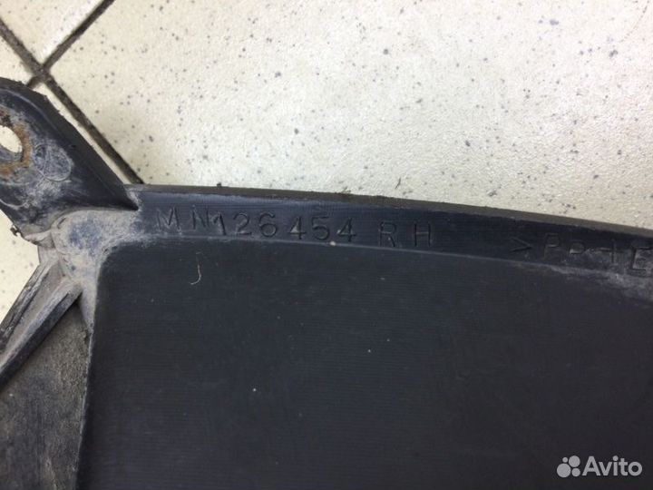 Заглушка бампера передняя правая Mitsubishi Lancer