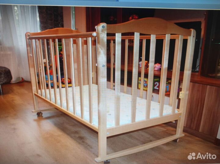 Детская кроватка с маятником