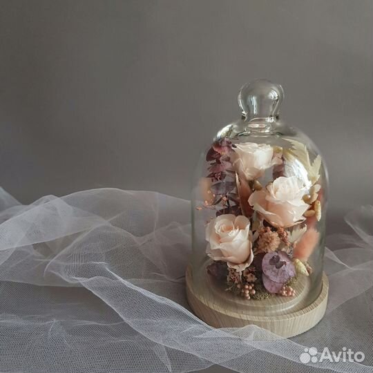 Композиция под стеклянным куполом