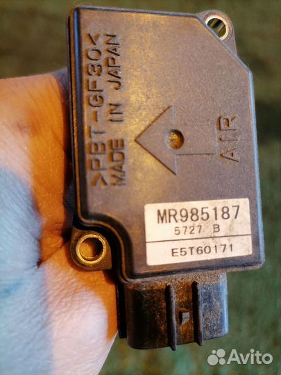 Датчик расхода воздуха MR985187 Mitsubishi Outland