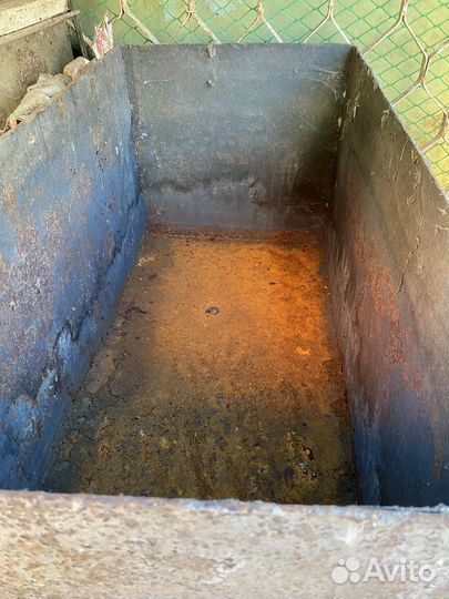 Железный ящик с крышкой