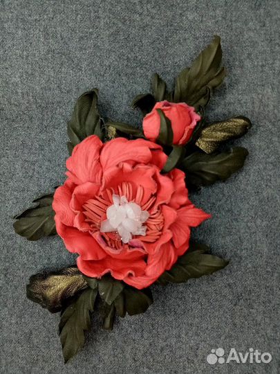 Брошь из натуральной кожи