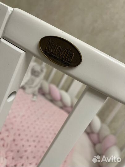 Детская кроватка с маятником белая