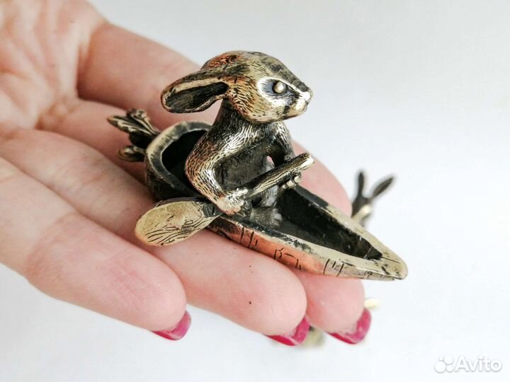 Бронзовые фигурки Кролики