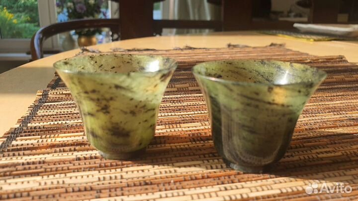 Две рюмки из нефрита, Японская