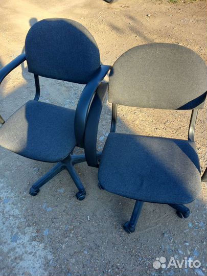 Два одинаковых компьютерных кресла
