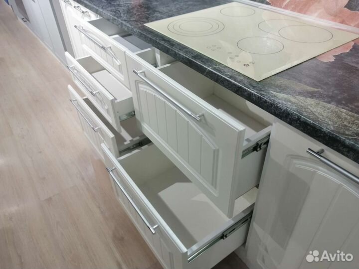 Кухонный гарнитур выставочный образец