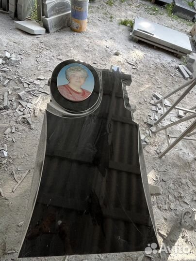 Гранитный монумент