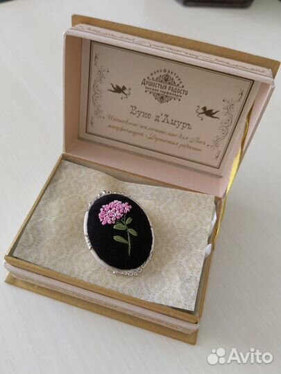 Брошь ручной работы шелковая лента бархат