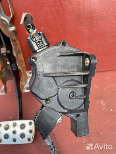 Педаль газа Subaru Impreza GVF EJ25E213400 2011