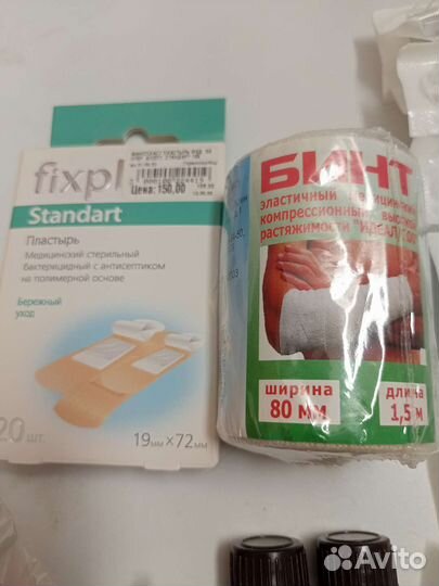 Бинт и шприцы