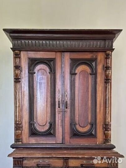 Старинный антикварный шкаф-буфет
