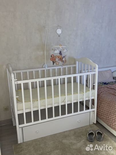 Детская кроватка с маятником