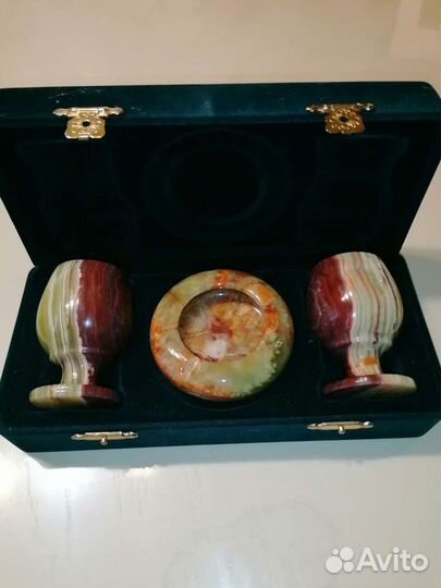 Рюмки и пепельница