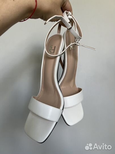 Босоножки на шпильке 39 белые