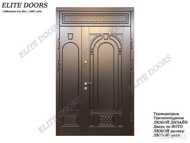 Широкая входная дверь с фрамугой