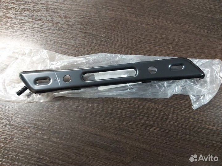 Кронштейн передний левый Toyota Land Cruiser 100