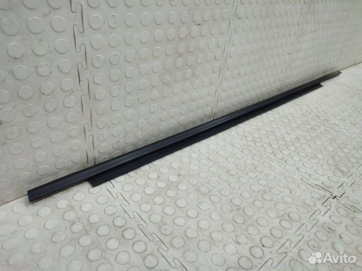 Уплотнитель стекла двери задний левый Лада Гранта