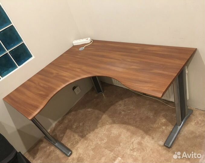 Угловой письменный стол